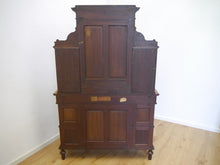Lade das Bild in den Galerie-Viewer, Jugendstil Bücherschrank Vitrine Regal Mahagoni um 1900 Hoflieferant signiert