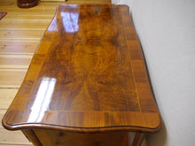 Lade das Bild in den Galerie-Viewer, Schreibtisch Dresdner Barock Nussbaum Wurzelfurnier um 1860 restauriert