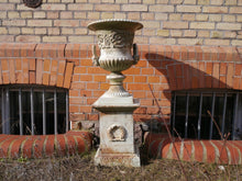 Lade das Bild in den Galerie-Viewer, Amphore Blumensäule Blumentopf Gusseisen um 1900 im Empire-Stil