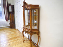Lade das Bild in den Galerie-Viewer, Barock Vitrine Nussbaum Bronzen Figürliches Motiv Dresdner Barock um 1890