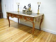 Lade das Bild in den Galerie-Viewer, Bureau Plat Schreibtisch Sekretär Figuren Bronze Rosenholz 1900 restauriert