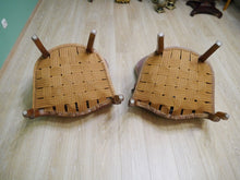 Lade das Bild in den Galerie-Viewer, 2 Bergeren Rokoko Armlehnen Stühle Sessel Nussbaum massiv Schellack um 1860