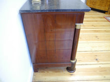 Lade das Bild in den Galerie-Viewer, Biedermeier Kommode Mahagoni Vollsäulen Belgischer Marmor um 1820 restauriert