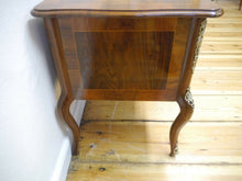 Lade das Bild in den Galerie-Viewer, Schreibtisch Dresdner Barock Nussbaum Wurzelfurnier um 1860 restauriert