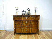 Lade das Bild in den Galerie-Viewer, Biedermeier Kommode Nussbaum Wurzelholz gebauchte Front Vollsäulen um 1820