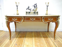 Lade das Bild in den Galerie-Viewer, Bureau Plat Schreibtisch Sekretär Figuren Bronze Rosenholz 1900 restauriert