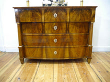 Lade das Bild in den Galerie-Viewer, Biedermeier Kommode Nussbaum Wurzelholz gebauchte Front Vollsäulen um 1820
