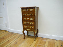 Lade das Bild in den Galerie-Viewer, Barock Kommode Dresdner Barock Nussbaum verzierte Bronze Beschläge um 1870