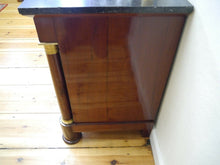 Lade das Bild in den Galerie-Viewer, Biedermeier Kommode Mahagoni Vollsäulen Belgischer Marmor um 1820 restauriert