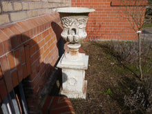 Lade das Bild in den Galerie-Viewer, Amphore Blumensäule Blumentopf Gusseisen um 1900 im Empire-Stil