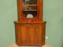 Lade das Bild in den Galerie-Viewer, Biedermeier Eckvitrine Eckschrank Vitrine Kirschbaum restauriert um 1820