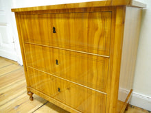 Lade das Bild in den Galerie-Viewer, Biedermeier Kommode Kirschbaum um 1825 restauriert Schellack handpoliert