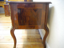 Lade das Bild in den Galerie-Viewer, Schreibtisch Dresdner Barock Nussbaum Wurzelfurnier um 1860 restauriert