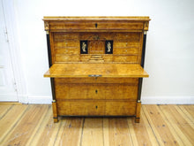 Lade das Bild in den Galerie-Viewer, Biedermeier Sekretär Vollsäulen Birke geflammt Sägefurnier um 1820 restauriert