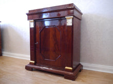 Lade das Bild in den Galerie-Viewer, Empire Biedermeier Kommode Schrank Halbschrank Mahagoni um 1815 restauriert