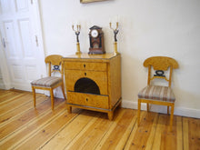Lade das Bild in den Galerie-Viewer, Empire Biedermeier Kommode Birke geflammt 1815 restauriert