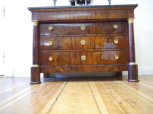 Lade das Bild in den Galerie-Viewer, Biedermeier Kommode Mahagoni Vollsäulen Belgischer Marmor um 1820 restauriert