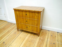 Lade das Bild in den Galerie-Viewer, Biedermeier Kommode Kirschbaum um 1825 restauriert Schellack handpoliert
