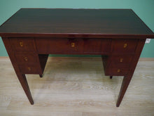 Lade das Bild in den Galerie-Viewer, Empire Biedermeier Schreibtisch mit Pyramiden Mahagoni furniert um 1820
