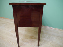 Lade das Bild in den Galerie-Viewer, Empire Biedermeier Schreibtisch mit Pyramiden Mahagoni furniert um 1820
