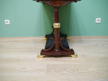 Lade das Bild in den Galerie-Viewer, Biedermeier Empire Nähtisch Mahagoni blattvergoldet um 1820 restauriert
