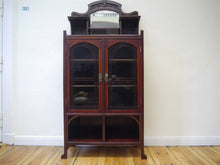 Lade das Bild in den Galerie-Viewer, Jugendstil  Mahagoni Vertiko Bücherschrank Vitrine Schrank geschnitzt um 1900
