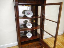 Lade das Bild in den Galerie-Viewer, Empire Biedermeier Vitrine Mahagoni Schinkeldach Vollsäulen um  1820 restauriert
