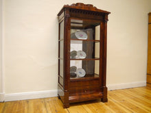 Lade das Bild in den Galerie-Viewer, Empire Biedermeier Vitrine Mahagoni Schinkeldach Vollsäulen um  1820 restauriert
