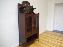 Lade das Bild in den Galerie-Viewer, Jugendstil  Mahagoni Vertiko Bücherschrank Vitrine Schrank geschnitzt um 1900
