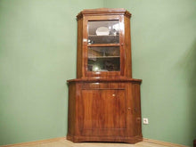 Lade das Bild in den Galerie-Viewer, Biedermeier Eckvitrine Eckschrank Vitrine Kirschbaum restauriert um 1820
