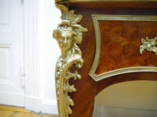 Lade das Bild in den Galerie-Viewer, Bureau Plat Schreibtisch Sekretär  Figuren Bronze  Rosenholz 1900 restauriert
