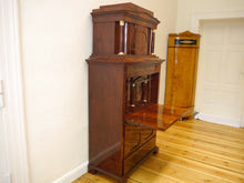 Lade das Bild in den Galerie-Viewer, Biedermeier Sekretär Mahagoni mit Aufsatz signiert in Hamburg 1826 restauriert

