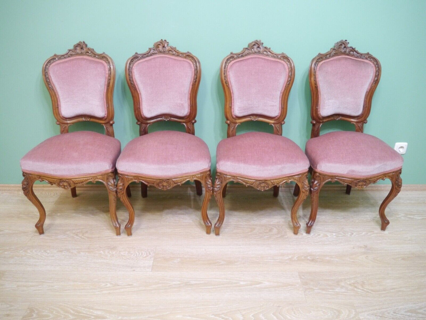 4 Rokoko Stühle  Nussbaum massiv geschnitzt Schellack um 1860