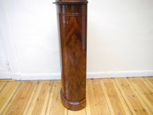Lade das Bild in den Galerie-Viewer, Empire Biedermeier Pfeiler Tonnen Schrank Säule Podest Regal Mahagoni  1820
