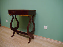 Lade das Bild in den Galerie-Viewer, Biedermeier Doppel Lyra Nähtisch Mahagoni  um 1820  restauriert
