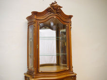 Lade das Bild in den Galerie-Viewer, Barock Vitrine Nussbaum Bronzen Figürliches Motiv Dresdner Barock um 1890
