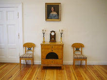 Lade das Bild in den Galerie-Viewer, Empire Biedermeier Kommode Birke geflammt 1815 restauriert
