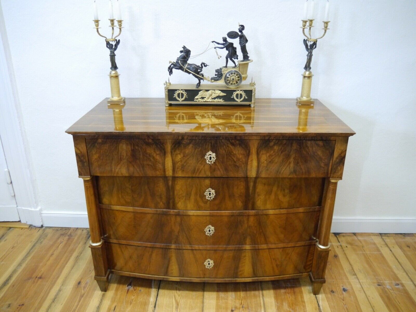 Biedermeier Kommode Nussbaum Wurzelholz gebauchte Front Vollsäulen um 1820