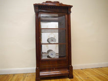 Lade das Bild in den Galerie-Viewer, Empire Biedermeier Vitrine Mahagoni Schinkeldach Vollsäulen um  1820 restauriert

