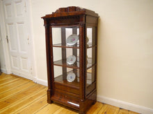 Lade das Bild in den Galerie-Viewer, Empire Biedermeier Vitrine Mahagoni Schinkeldach Vollsäulen um  1820 restauriert
