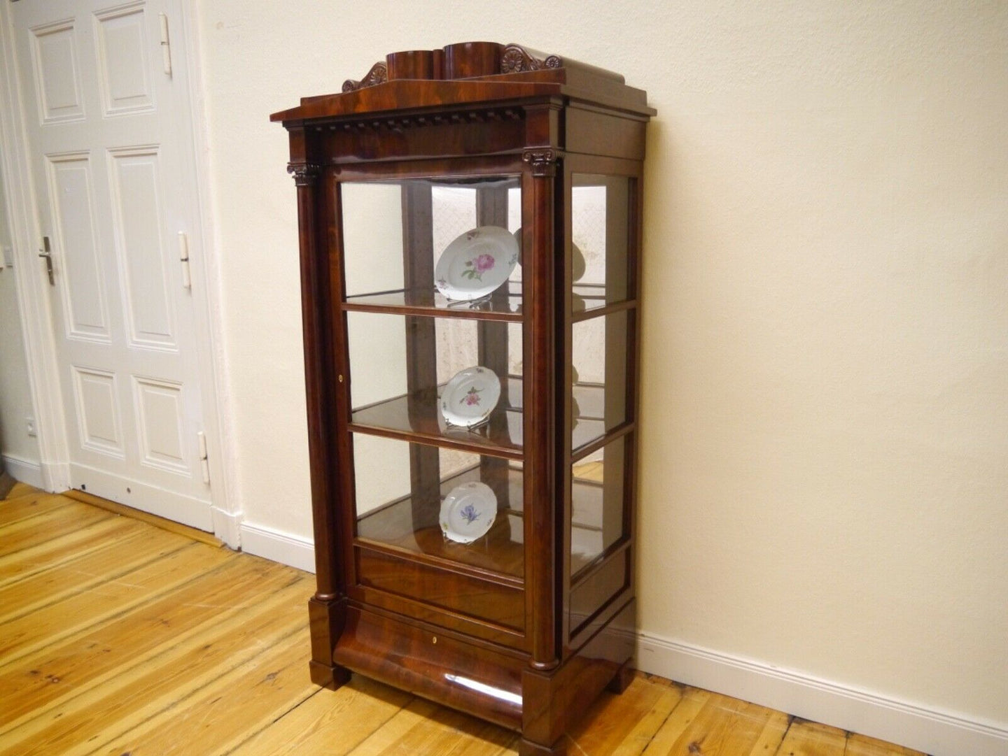 Empire Biedermeier Vitrine Mahagoni Schinkeldach Vollsäulen um  1820 restauriert