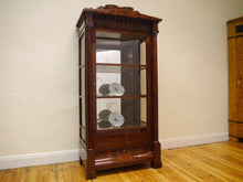 Lade das Bild in den Galerie-Viewer, Empire Biedermeier Vitrine Mahagoni Schinkeldach Vollsäulen um  1820 restauriert
