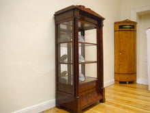 Lade das Bild in den Galerie-Viewer, Empire Biedermeier Vitrine Mahagoni Schinkeldach Vollsäulen um  1820 restauriert
