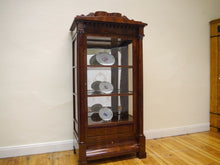 Lade das Bild in den Galerie-Viewer, Empire Biedermeier Vitrine Mahagoni Schinkeldach Vollsäulen um  1820 restauriert
