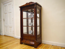 Lade das Bild in den Galerie-Viewer, Empire Biedermeier Vitrine Mahagoni Schinkeldach Vollsäulen um  1820 restauriert
