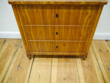 Lade das Bild in den Galerie-Viewer, Biedermeier Kommode Kirschbaum um 1825 restauriert Schellack handpoliert
