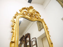 Lade das Bild in den Galerie-Viewer, Barock Rokoko Spiegel Original Vergoldung mit Konsole gefertigt um 1860
