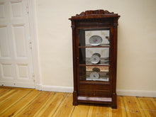 Lade das Bild in den Galerie-Viewer, Empire Biedermeier Vitrine Mahagoni Schinkeldach Vollsäulen um  1820 restauriert
