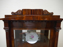 Lade das Bild in den Galerie-Viewer, Empire Biedermeier Vitrine Mahagoni Schinkeldach Vollsäulen um  1820 restauriert
