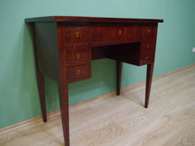 Lade das Bild in den Galerie-Viewer, Empire Biedermeier Schreibtisch mit Pyramiden Mahagoni furniert um 1820
